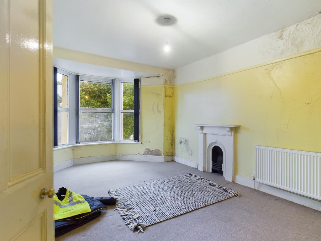 Lot: 88 - LARGE TOWN HOUSE IN SOUGHT AFTER LOCATION FOR IMPROVEMENT -
